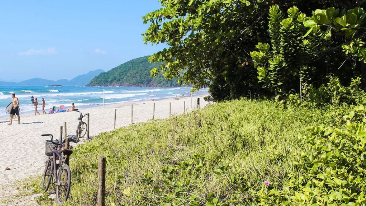 9 PRAIA ITAMAMBUCA A Praia de Itamambuca é uma das mais famosas de Ubatuba, especialmente entre os surfistas, graças às ondas fortes e constantes. Localizada dentro de um condomínio, o acesso é feito por estrada de terra, com alguns trechos irregulares/CKTuristando