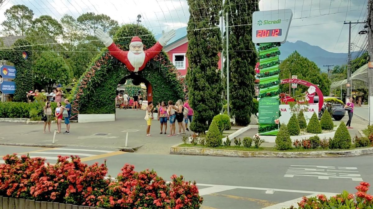O espírito natalino está sempre presente, com as ruas e lojas mantendo decoração temática o ano todo