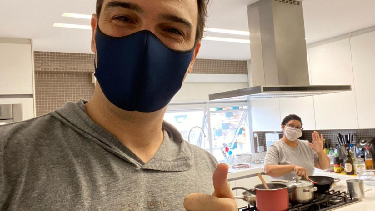 Cozinha Cozinha funcional e cantos de descontração A cozinha segue uma linha clean, com móveis brancos que ampliam a luz natural e uma ilha central com cooktop, tornando o preparo das refeições uma atividade social/Redes Sociais