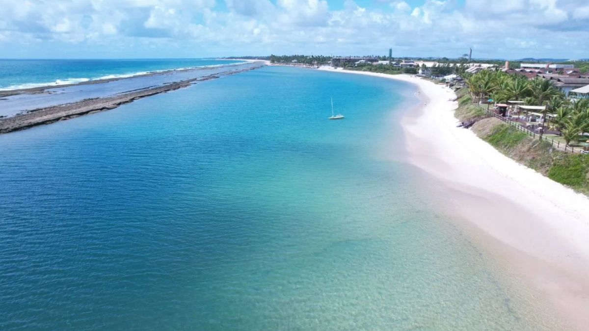 3. Taipu de Fora (BA): Localizada na Península de Maraú, é famosa pelas piscinas naturais que se formam na maré baixa, revelando corais e peixinhos uma verdadeira aula de natureza para os pequenos. A paisagem de coqueiros e areia dourada é deslumbrante. Divulgação/Prefeitura