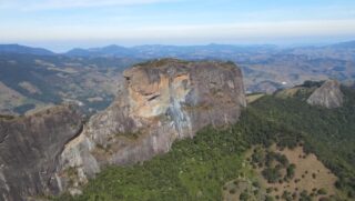 A cidade está situada na Serra da Mantiqueira, a cerca de 185 quilômetros de São Paulo