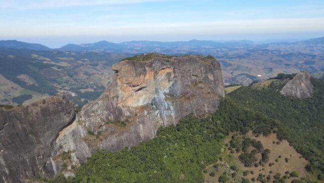 A cidade está situada na Serra da Mantiqueira, a cerca de 185 quilômetros de São Paulo