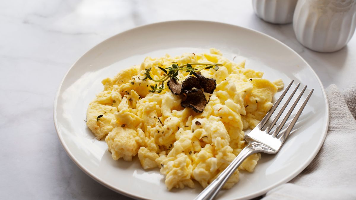 Ovos mexidos cremosos são uma escolha clássica para refeições rápidas, com preparo simples e sabor reconfortante/ Freepik