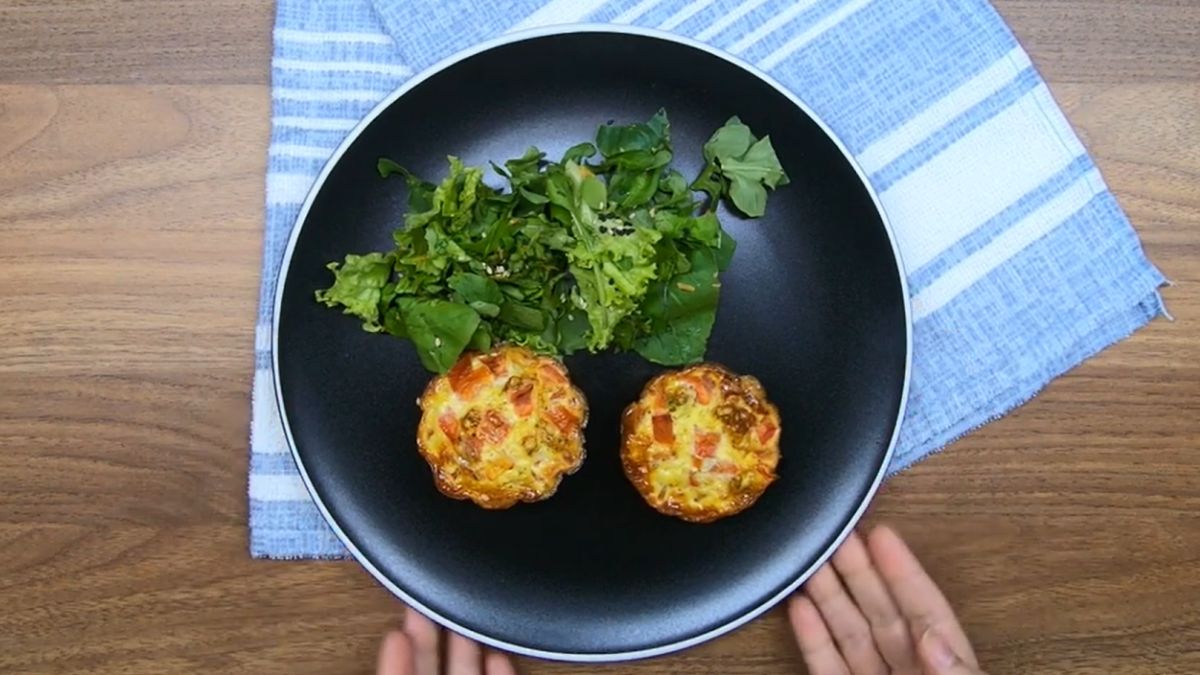 Muffins de ovo são práticos para preparar com antecedência e funcionam bem como lanche ou refeição leve/ Reprodução Youtube/Sol Medeiros