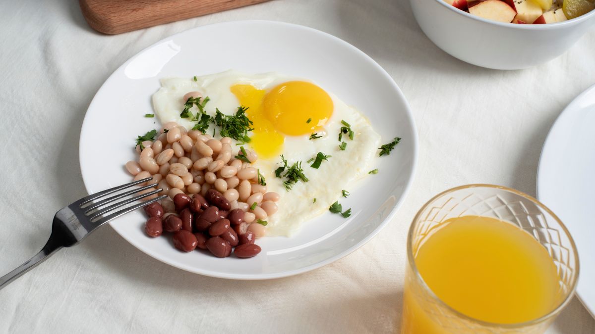 Ovo com grãos e legumes transforma ingredientes básicos em uma refeição equilibrada e fácil de montar/ Freepik