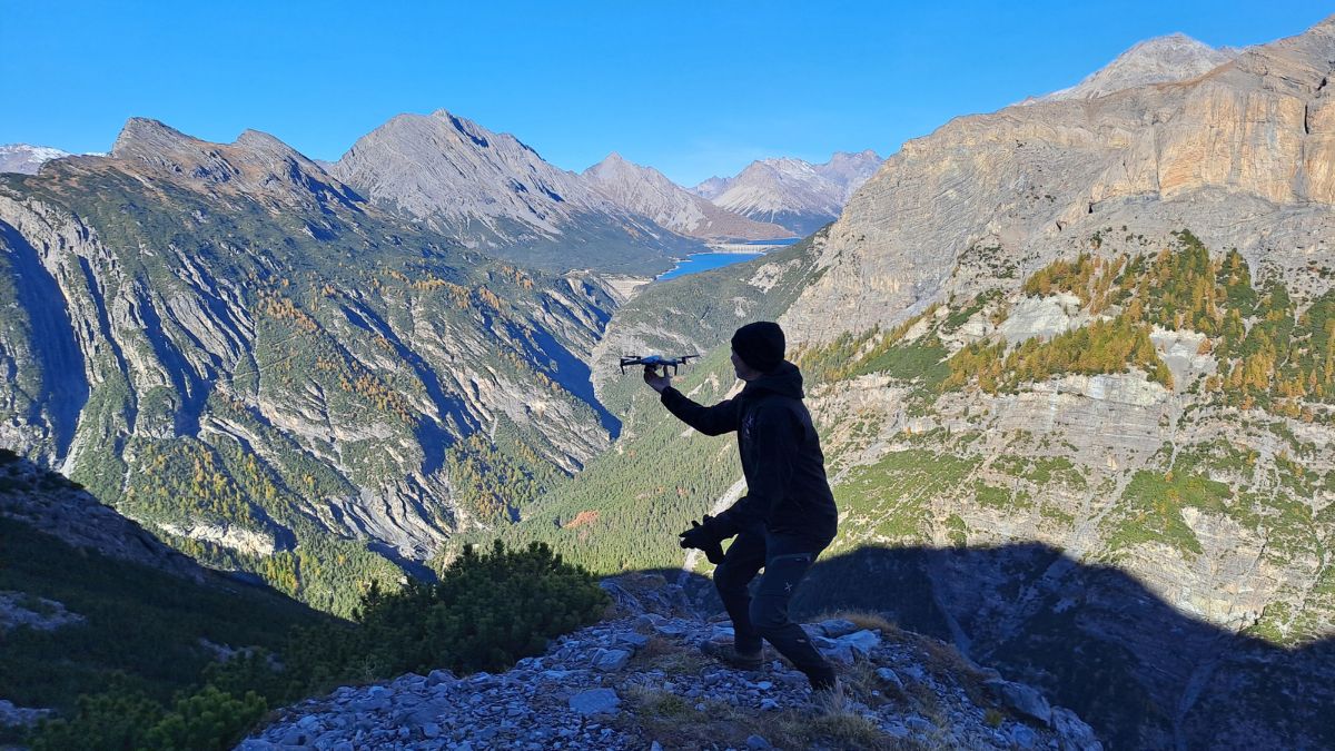 Em área de difícil acesso no Parque Nacional do Stelvio, pesquisadores utilizam drones para mapear superfícies rochosas onde estão preservadas as trilhas de dinossauros, em meio à paisagem montanhosa dos Alpes italianos/ Elio Della Ferrera/Arquivo PaleoStelvio