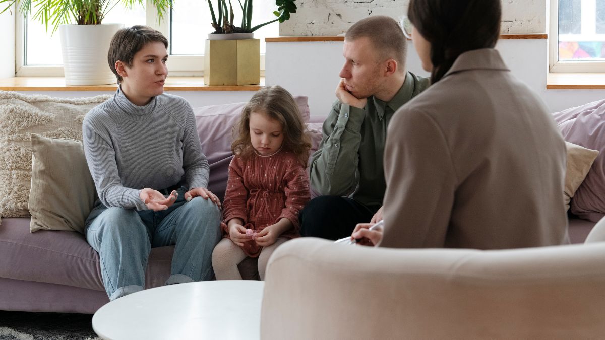 O diálogo mediado por profissionais pode ajudar famílias a reconstruírem relações baseadas em escuta e respeito/ Freepik