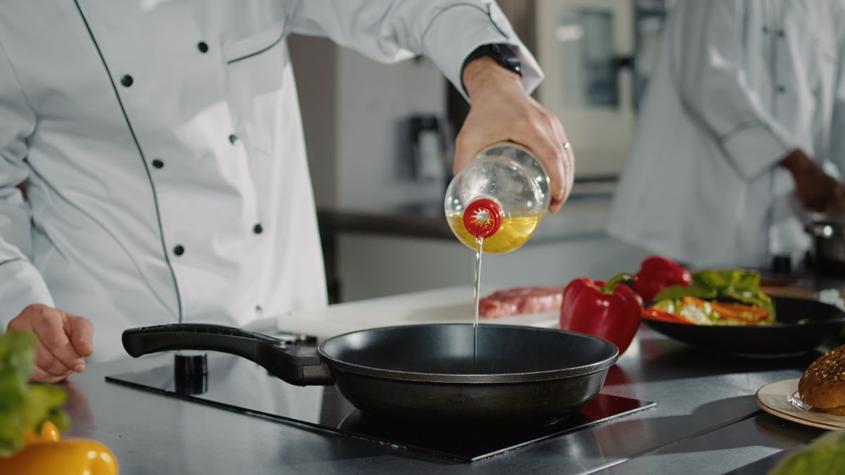 Presente na rotina alimentar e em alimentos industrializados, o óleo de soja é alvo de estudos sobre seus efeitos metabólicos/ DC Studio/Freepik