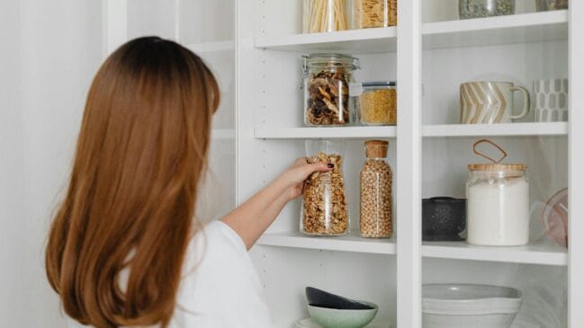 A organização da cozinha influencia diretamente na funcionalidade e na sensação de bem-estar no dia a dia