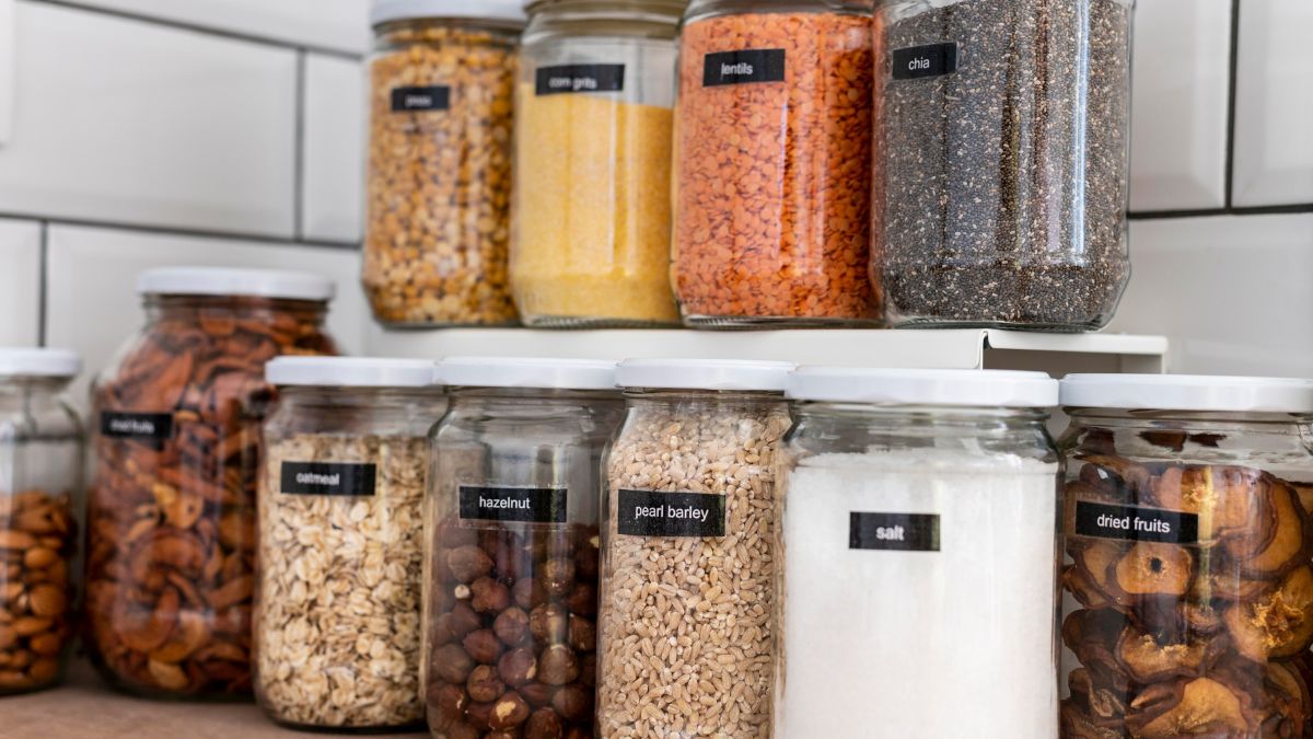 7. Caixas organizadoras em excesso: Organizar demais também desorganiza. Muitas caixas dificultam a visualização e o acesso aos itens. Prefira conjuntos empilháveis ou encaixáveis, que facilitem o uso no dia a dia/ Freepik
