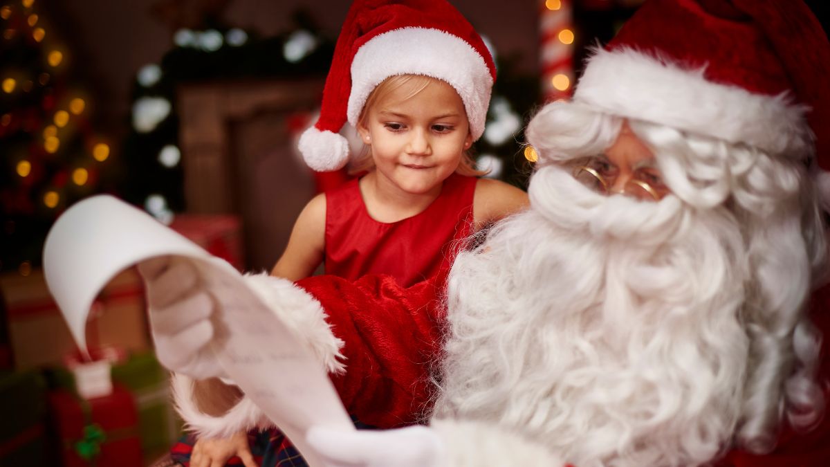 Entender a fase da criança ajuda a decidir quando e como falar sobre o Papai Noel/ gpointstudio/Freepik