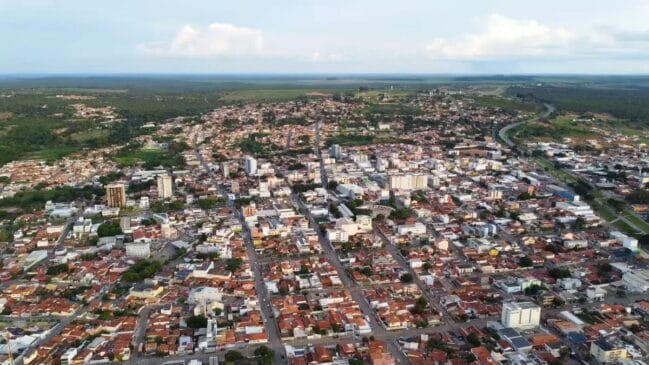 Essa cidade mineira chama atenção pelo tamanho do território e pelo vazio que os números do Censo 2022 revelam