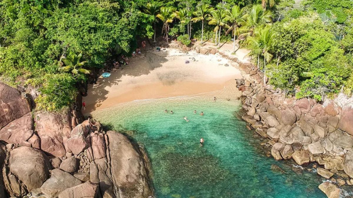 8 PRAIA DO PORTUGUÊS A Praia do Português é pequena, charmosa e cercada por natureza preservada, sendo considerada uma das mais paradisíacas de Ubatuba. Suas águas são cristalinas, geralmente calmas, e o cenário é marcado por muitas pedras e vegetação nativa, ideal para quem busca tranquilidade e contato direto com o mar/CKTuristando