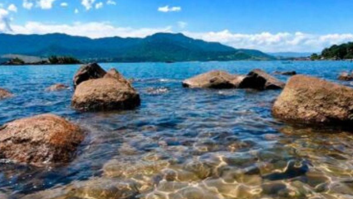 No Julião, dá para alugar cadeira, guarda-sol, caiaque e até prancha de SUP diversão garantida! Prefeitura de Ilha Bela