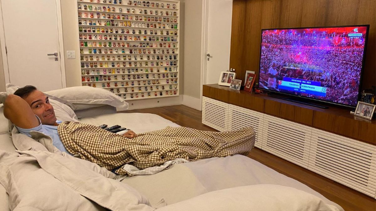 Sala de TV Para o entretenimento, o apresentador dedicou um cômodo especial. A sala de TV é dominada por um amplo sofá retrátil, perfeito para maratonas/Redes Sociais