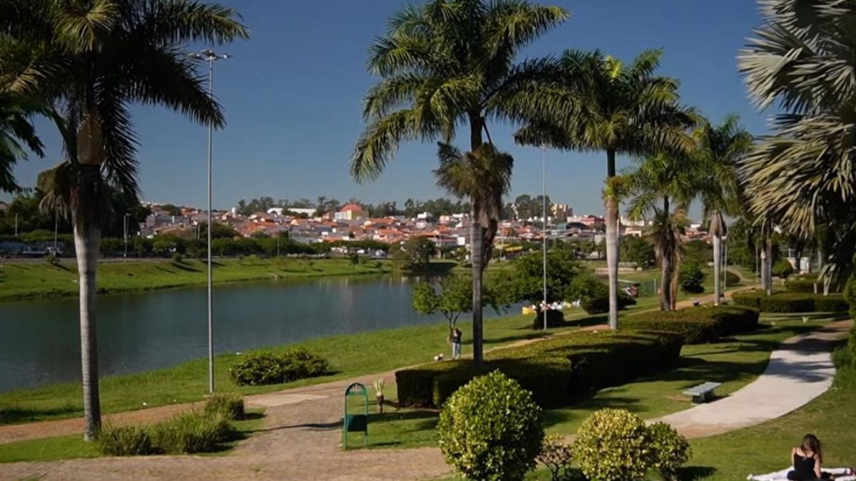 Combina tranquilidade interiorana com proximidade de um grande centro