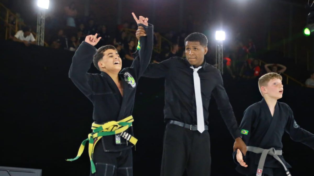 No jiu-jitsu competitivo, os atletas somam pontos por posições de domínio, como montada, passagem de guarda e raspagens/Divulgação