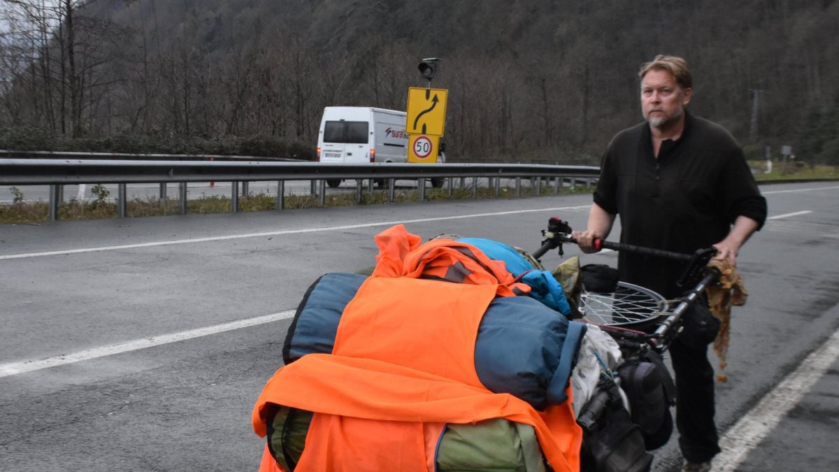 Agora na Hungria, o explorador está nos últimos 1.500 km antes de chegar a Hull, sua cidade natal/Divulgação