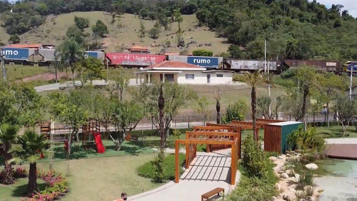 A Vindima, realizada em janeiro e fevereiro, permite ao público participar da colheita das uvas