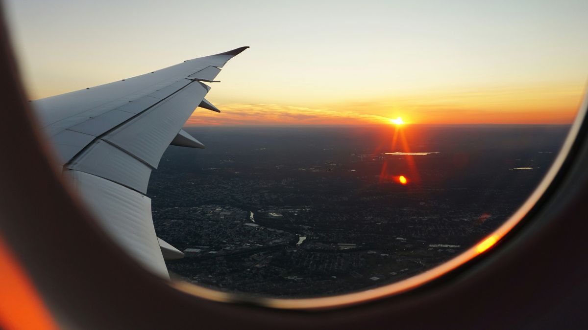 Buscas por viagens sobem no verão de 2026, com aumento de 3% em voos e 7% em hospedagens, segundo levantamento do KAYAK. /Pexels