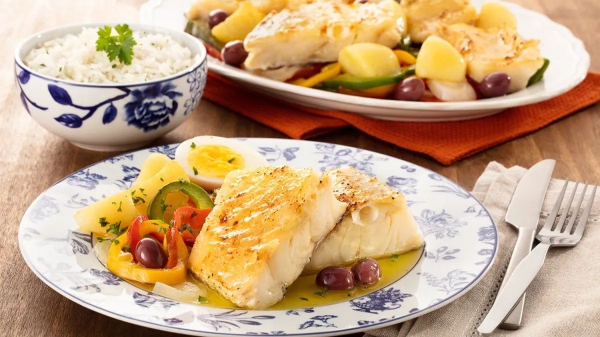 6. Tilápia com manteiga de alcaparras: Feita com Filé de Tilápia, a receita leva uma manteiga de alcaparras aromática que realça o sabor suave do peixe. O resultado é um prato macio, elegante e fácil de harmonizar com purês, saladas ou farofas festivas/Divulgação