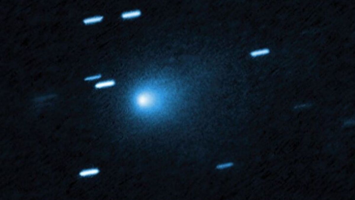 Especialistas analisam como a radiação solar reage com elementos metálicos liberados pelo cometa.