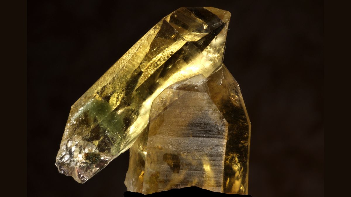 Popularmente ligada a comerciantes, o citrino costuma ser o primeiro cristal lembrado quando o assunto é dinheiro. Seu tom dourado remete à vitalidade, ao otimismo e à autoconfiança, qualidades essenciais para quem deseja prosperar. Ele é associado à mudança de mentalidade, ajudando a substituir a sensação de escassez por uma visão mais aberta às possibilidades. Muitas pessoas mantêm o citrino na carteira, no local de trabalho ou junto a objetos ligados às finanças, com a ideia de favorecer um fluxo financeiro constante e decisões mais seguras. Também é relacionado à criatividade e à resolução de problemas, sendo bastante usado por empreendedores e profissionais autônomos/ Parent Géry/Wikimedia Commons