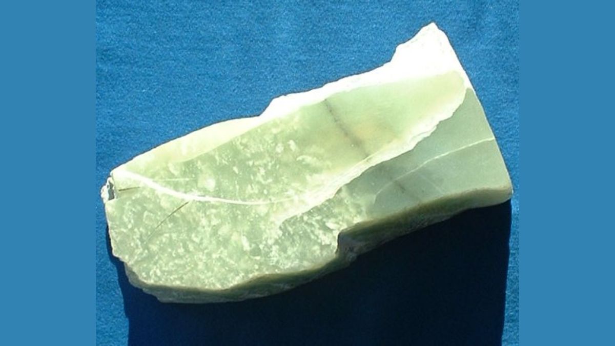 A jade tem uma longa tradição ligada à prosperidade, à estabilidade e à boa sorte, especialmente em culturas orientais. Seu significado está mais relacionado à construção gradual de segurança financeira do que a ganhos rápidos. Ela simboliza equilíbrio, sensatez e responsabilidade na relação com o dinheiro. É indicada para quem busca constância, proteção do que já foi conquistado e uma vivência mais tranquila e equilibrada em relação às finanças. A pedra também remete à generosidade, reforçando a ideia de que a abundância cresce quando é compartilhada/ Wikimedia Commons