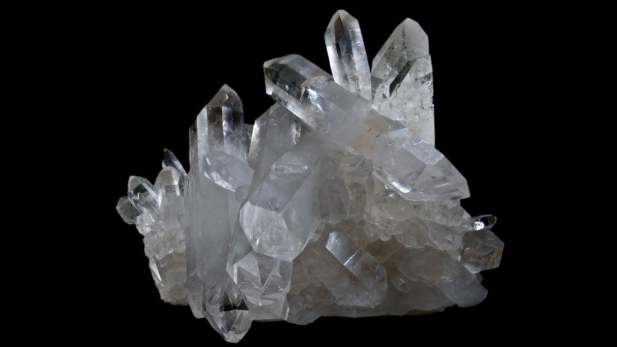 Embora não seja especificamente conhecido como um cristal do dinheiro, o quartzo transparente é valorizado por sua capacidade simbólica de amplificar intenções. Quando usado junto a outras pedras, ele ajuda a reforçar objetivos e manter clareza sobre metas financeiras. Está associado ao foco, à organização mental e à constância, sendo útil para quem se sente perdido ou indeciso em relação aos próprios planos. A ideia é alinhar pensamentos, intenções e atitudes de forma mais consciente/ Didier Descouens/Wikimedia Commons