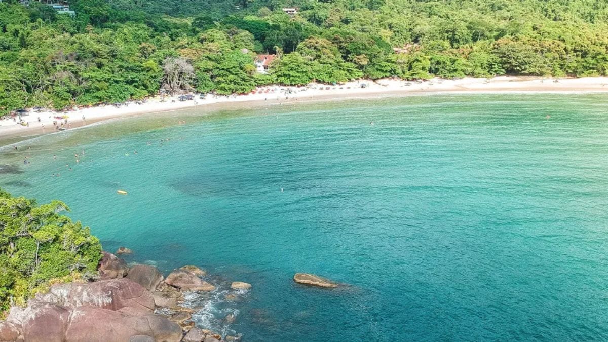 5 PRAIA DO FÉLIX A Praia do Félix, em Ubatuba, é uma das mais completas da região e agrada a públicos de todas as idades. No canto direito, o mar é mais calmo e raso, formando uma espécie de piscina natural/CKTuristando