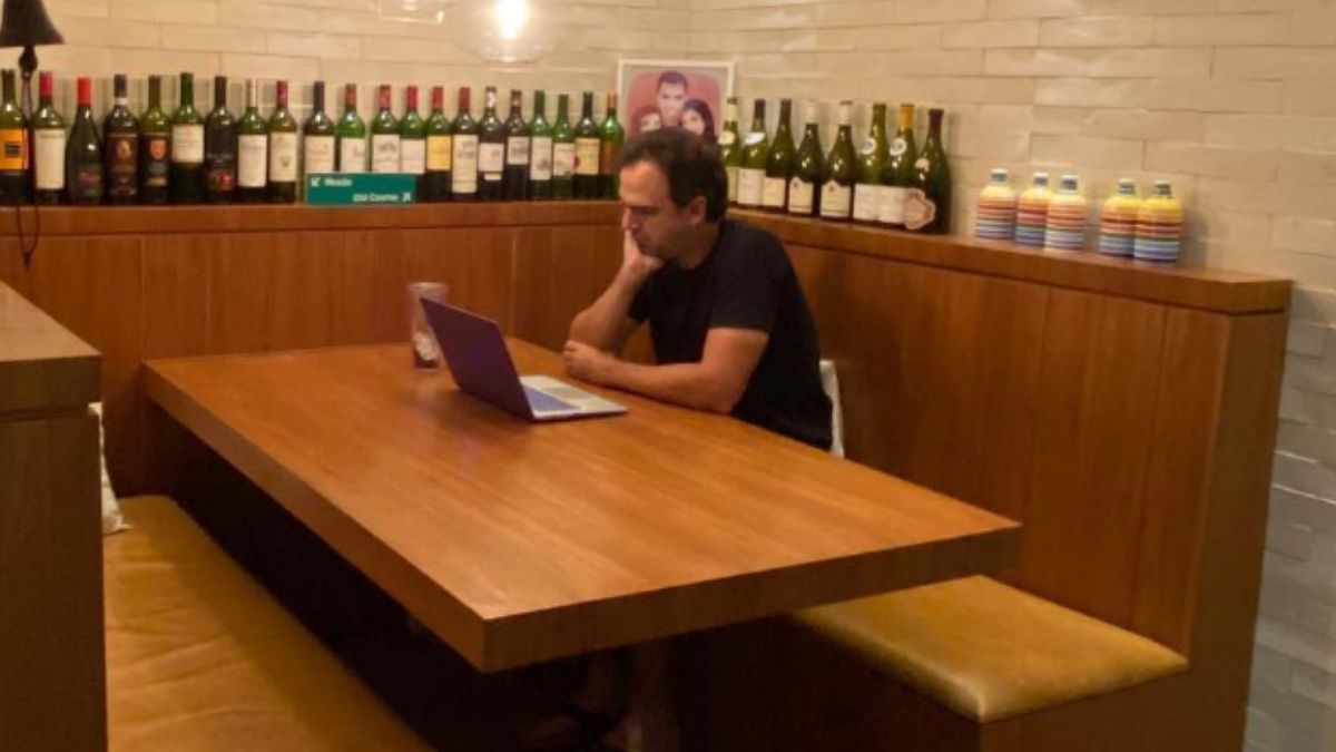 Sala de almoço Para momentos mais informais, a "salinha de almoço" oferece uma mesa íntima para quatro pessoas e um aconchegante canto americano. Refúgios privados e conexão com a natureza/Redes Sociais