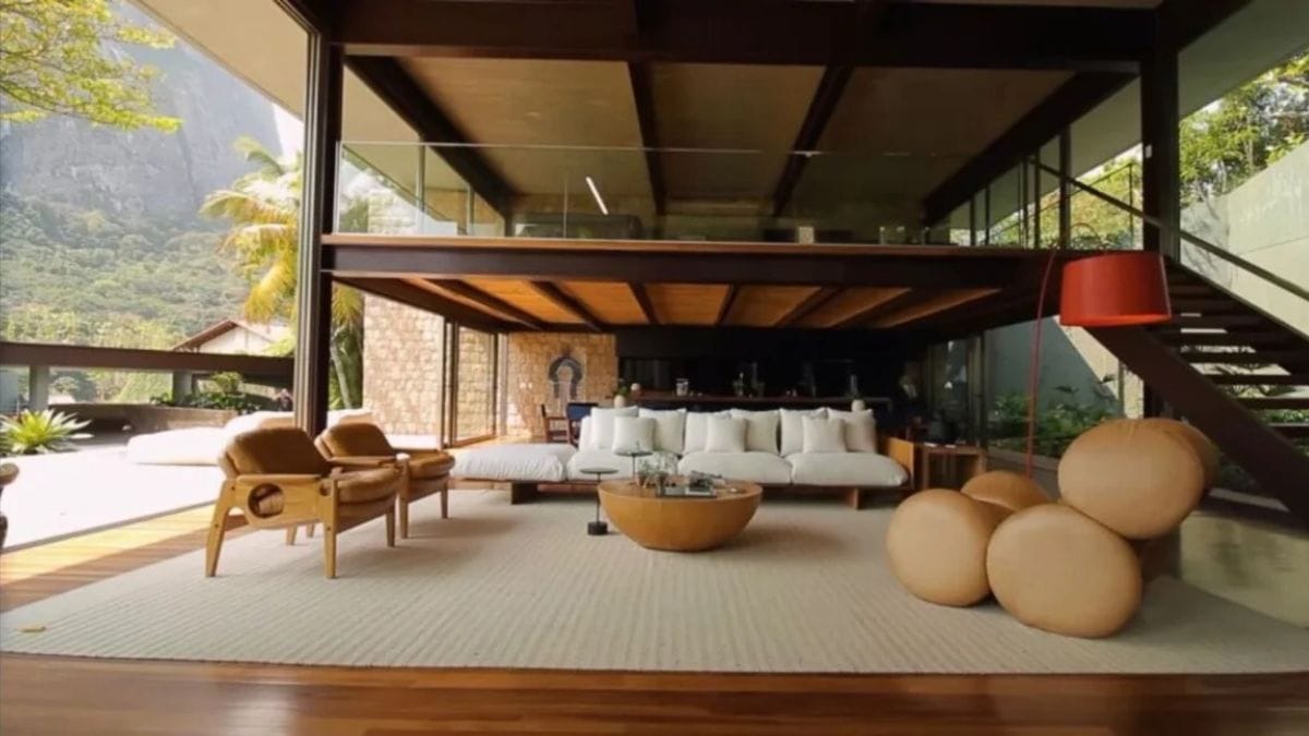 Situada no Joá, área conhecida pela privacidade e pelas vistas panorâmicas, a casa oferece um cenário privilegiado para o mar e para a Pedra da Gávea / Fotos a seguir: Divulgação/Piquet Realty