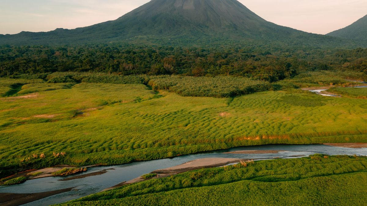 Llanuras do Norte: região de vulcões, florestas tropicais e fontes termais, incluindo a famosa área de La Fortuna/ Um viajante