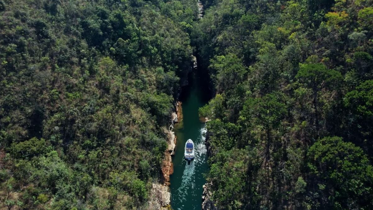O turismo é marcado por paisagens naturais e formações rochosas