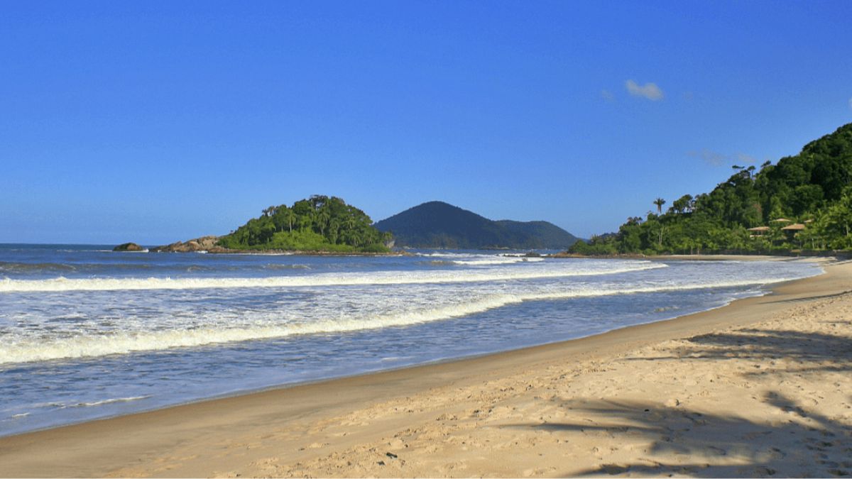 7. Praia de São Pedro (SP): No Guarujá, a menos de 100 km de São Paulo, é uma opção prática para famílias paulistas. Tem mar calmo e infraestrutura consolidada, com bons quiosques e hotéis que oferecem lazer completo. Divulgação/Prefeitura