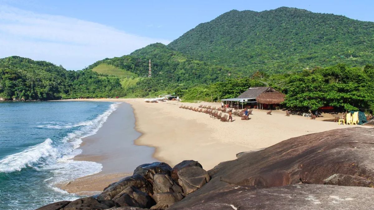 4- PRAIA DO PRUMIRIM A Praia do Prumirim é conhecida pelo mar de tombo e ondas mais fortes, o que a torna pouco indicada para crianças e ideal para quem gosta de um visual mais selvagem/CKTuristando