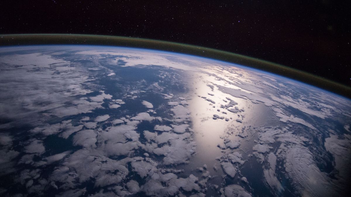 Vista do espaço, a Terra revela um planeta em movimento contínuo, cuja rotação está sendo gradualmente desacelerada pela interação com a Lua/ NASA