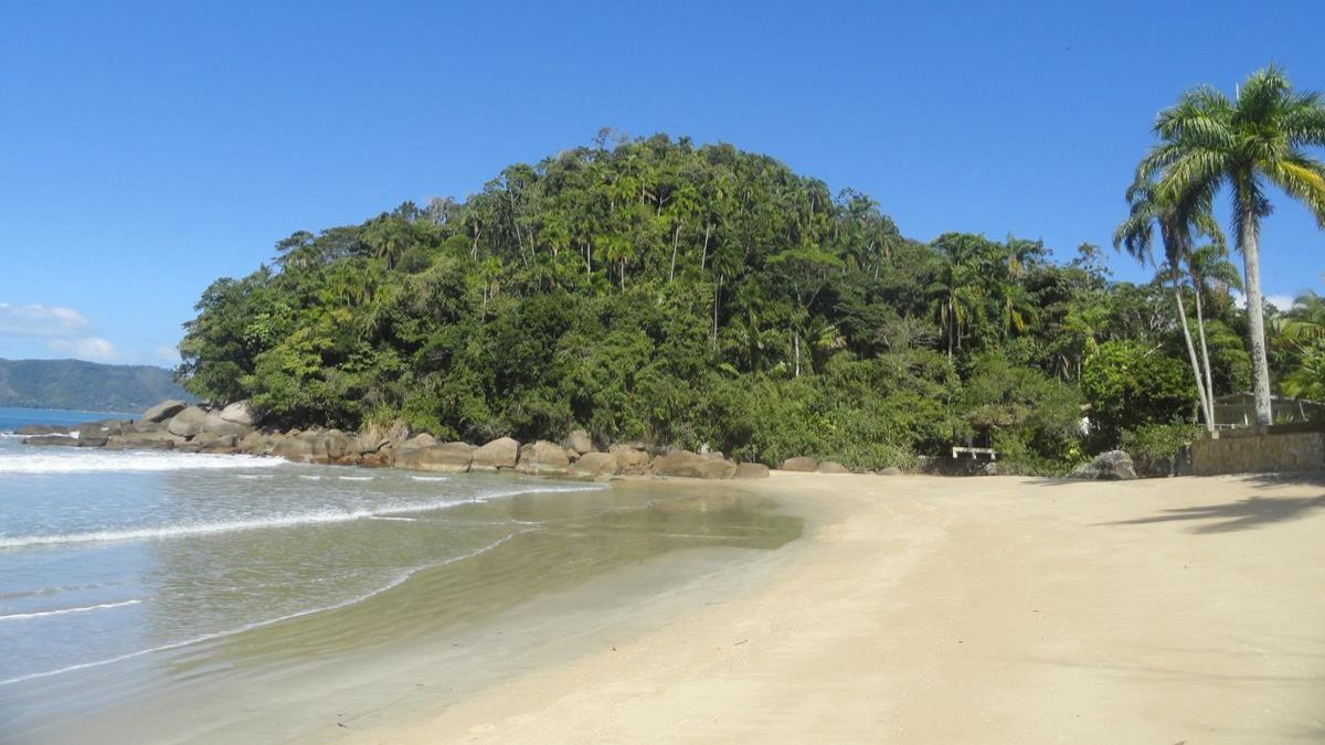 8. Praia do Lázaro (SP): Em Ubatuba, é uma das favoritas das famílias por seu mar raso e faixa de areia ampla. A região tem ótima estrutura comercial, com restaurantes e quiosques bem equipados. Divulgação/Prefeitura