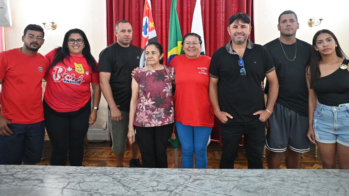 Ambulantes só poderão iniciar o dia com cinco guarda-sóis abertos para evitar ocupação precoce da faixa de areia. Foto: Henrique Teixeira