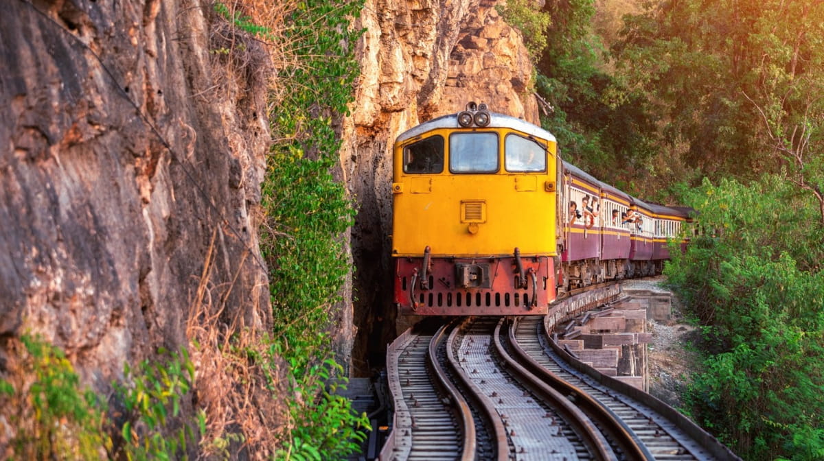 Ao longo do caminho, a Transiberiana passa por importantes centros urbanos como Ecaterimburgo, Novosibirsk, Irkutsk e Krasnoiarsk, além de regiões remotas onde os trilhos representam a principal