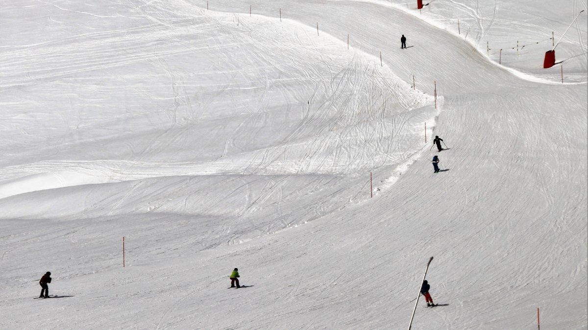 Localizada entre picos icônicos como o Hahnenkamm e o Kitzbüheler Horn, a estação combina tradição alpina e experiências de luxo / Pixabay
