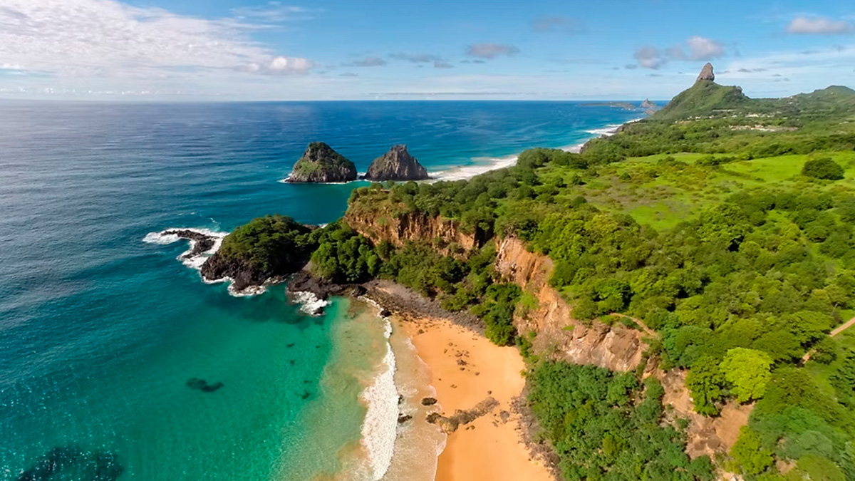 Localizada no arquipélago de Fernando de Noronha (PE), a Praia do Sancho é frequentemente apontada como a praia mais limpa e preservada do Brasil.