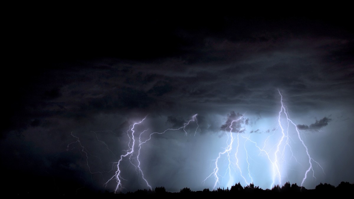 Quando a carga elétrica acumulada não encontra mais equilíbrio, ocorre o raio para equalizar as energias / Pixabay