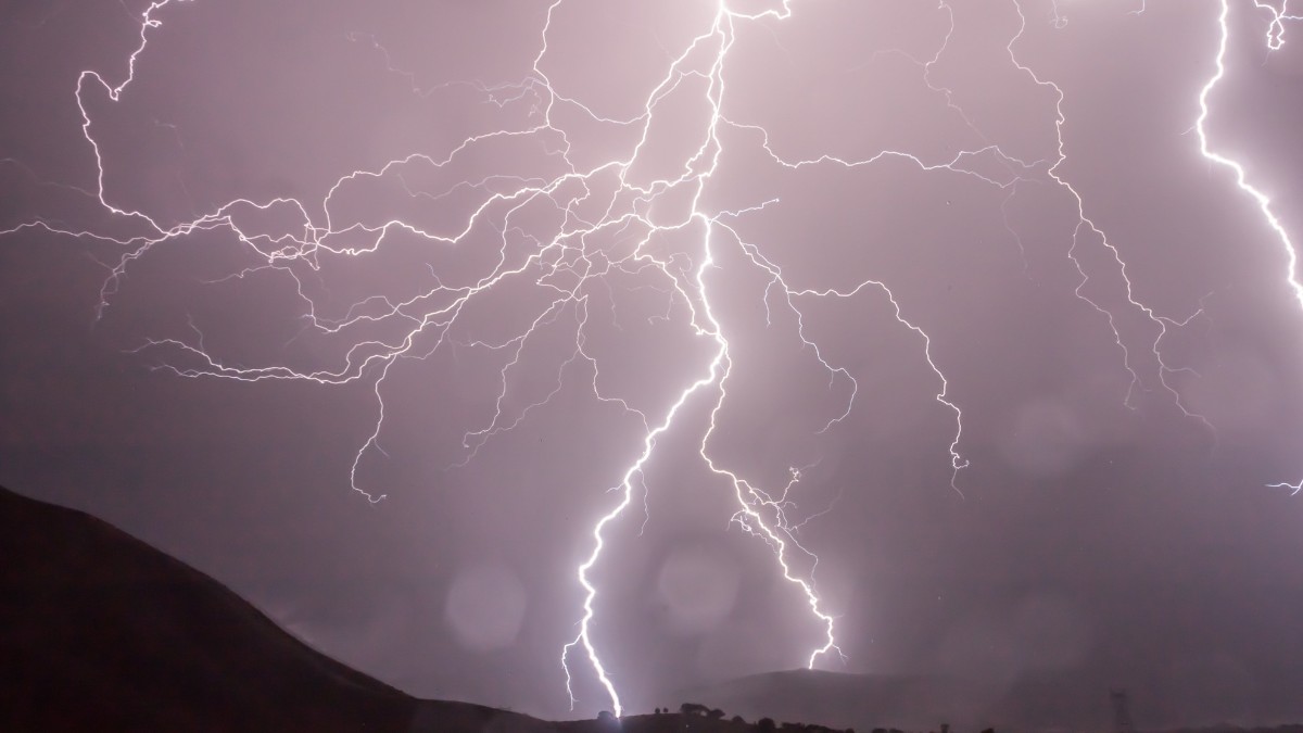 A luz do raio é vista antes do trovão porque ela viaja muito mais rápido que o som / Pixabay