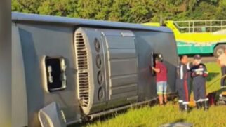 O ônibus tombou em uma rotatória na alça de acesso à Rodovia Brigadeiro Faria Lima
