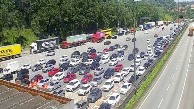 Quem está indo para as cidades do litoral enfrenta um congestionamento pesado
