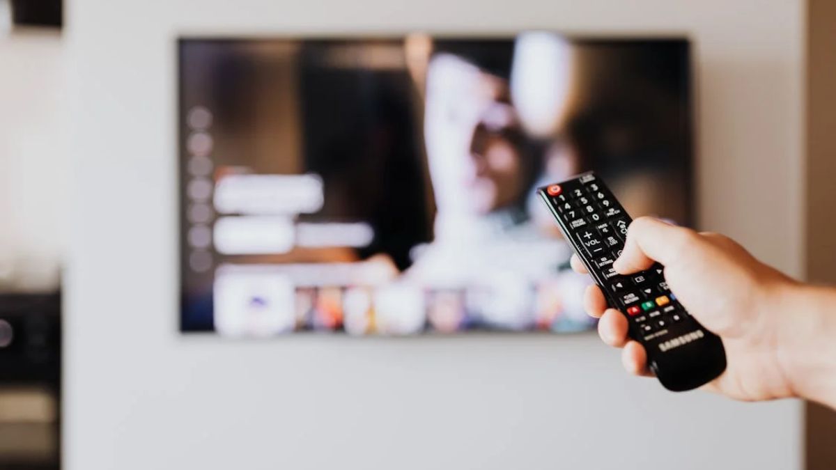 Ao ser configurada na televisão, o usuário não apenas terá a possibilidade de comprar os produtos que são mostrados na atração por intermédio de propagandas personalizadas (Karola G/Pexels)