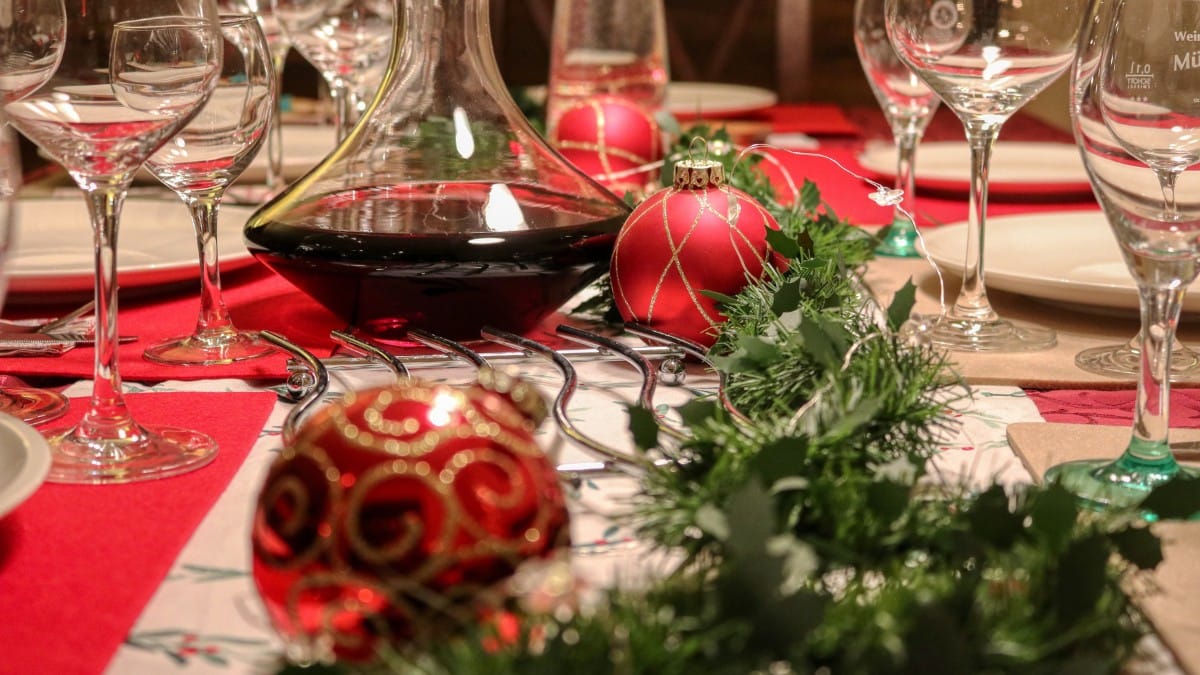 Esqueça as paradas de sucesso por um momento. Há 1.700 anos, o mundo ouvia os primeiros acordes do que viria a ser o Natal. Conheça a história das canções que resistiram ao tempo e ainda encantam o mundo. / Pixabay