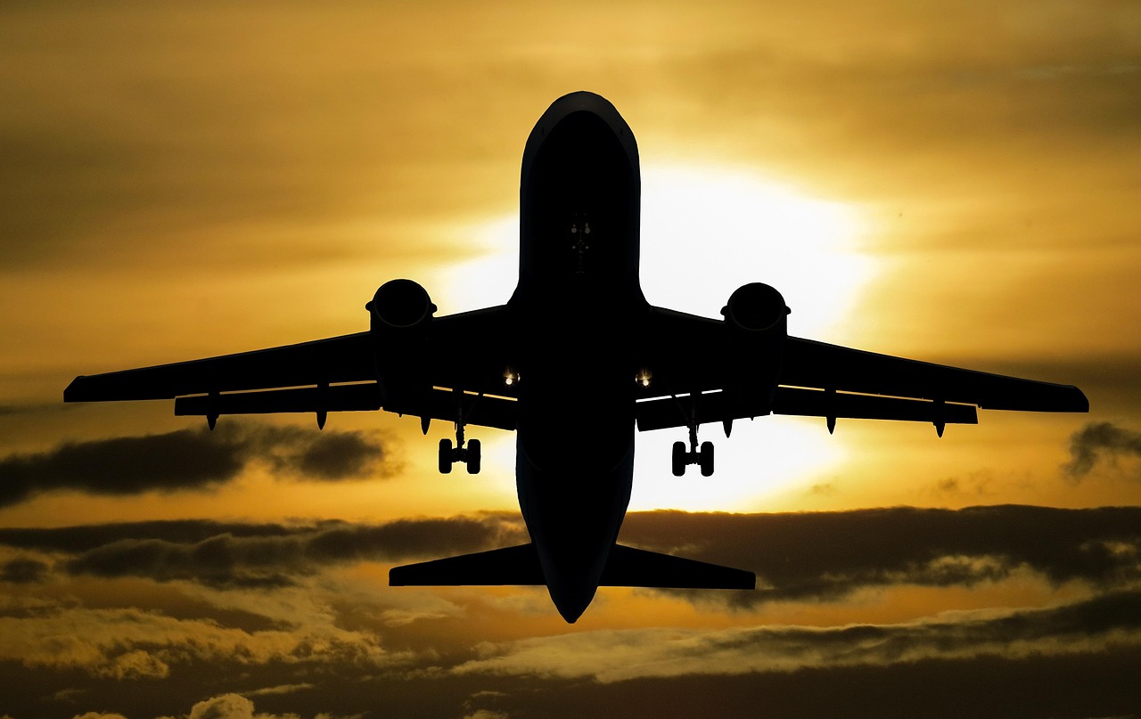 Altitude, álcool e comidas pesadas aumentam a desidratação e o cansaço durante a viagem/Pixabay