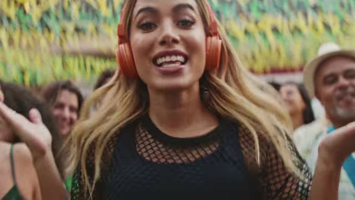 A segunda versão de 'Mostra a Tua Força Brasil' foi interpretada por Anitta